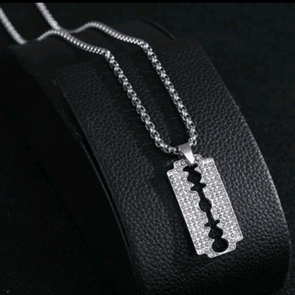 Silver sparkling razor necklace